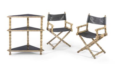ensemble composé de deux fauteuils de réalisateur en bambou et cuir et d'une table