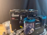 un mixeur noir et bleu posé sur une table en bois
