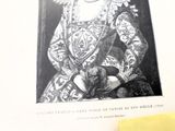 une photo d'une femme en robe sur une page d'un livre