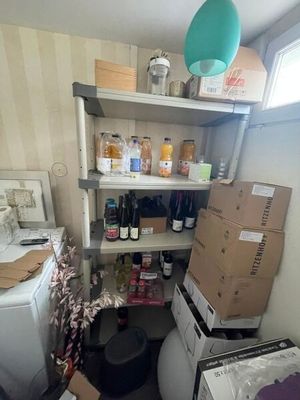 une petite cuisine équipée d'un lave-linge et d'un sèche-linge
