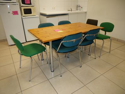 quatre tables plateau bois piètement métal 1.