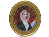 portrait d'une femme en robe noire avec un foulard rose