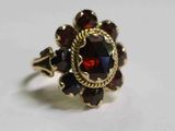 une image d'une bague sertie de grenats