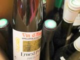 plusieurs bouteilles de vin dans une caisse sur la table