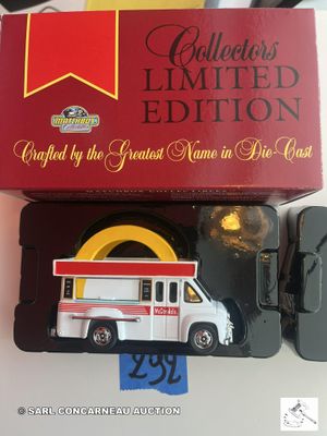 un camion miniature qui se trouve dans une boîte posée sur une table