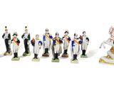 Plusieurs figurines représentant des hommes en uniforme militaire sont alignées