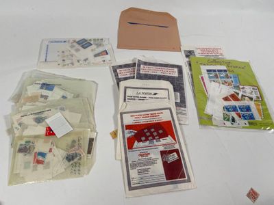 Plusieurs enveloppes sont posées sur une table.
