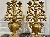 deux vases dorés posés sur une table en marbre