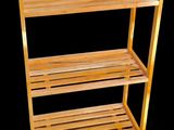 une étagère en bois comportant deux tablettes