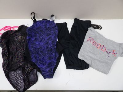 trois paires de sous-vêtements et un t-shirt posés sur une table