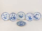 un lot de six assiettes bleues et blanches