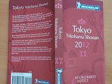 un livre sur la couverture duquel figure la photo d'un restaurant