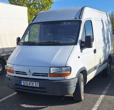 une camionnette blanche garée dans un parking