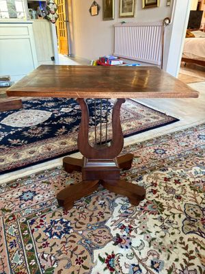 une table posée sur un tapis, à même le sol