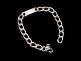un gros plan d'un bracelet à maillons sur fond noir