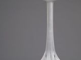 un vase en verre posé sur une table