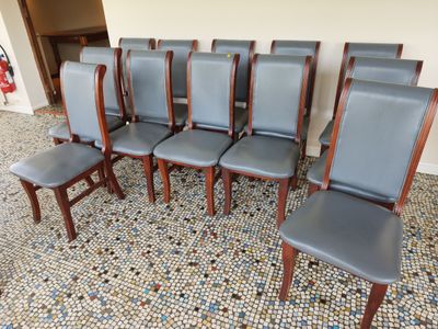 six chairs that are lined up on the floor