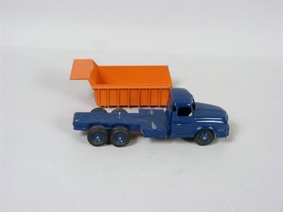 un camion miniature avec une benne à l'arrière