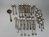 beaucoup de cuillères en argent et de cuillères à soupe sur la table