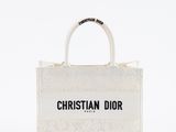 un sac blanc sur lequel est imprimé le mot « Christian Dior »