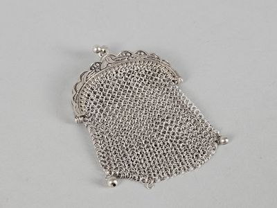 un sac à main en maille argentée, muni d'une chaîne