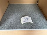 une boîte en carton contenant un bout de papier
