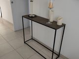 une photo d'un salon avec une table et une lampe