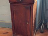 une armoire en bois avec un plateau en marbre, posée sur un parquet