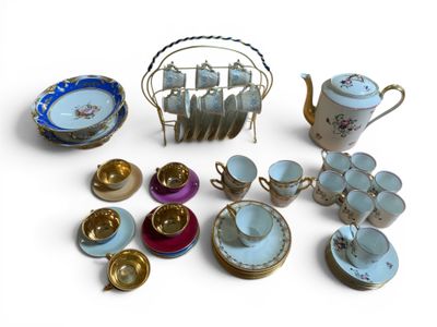 les nombreuses tasses et soucoupes qui se trouvent sur la table