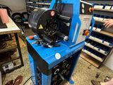un homme qui travaille sur une machine dans une pièce