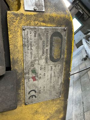 un gros plan d'un parcmètre installé au bord de la rue
