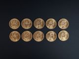 gros plan d'un paquet de pièces d'or sur une surface noire
