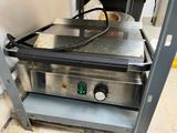 une photo d'un grill professionnel dans une cuisine