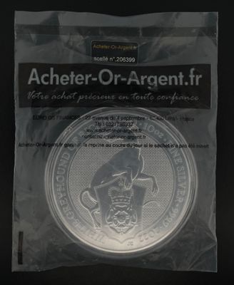 un gros plan sur une pièce de monnaie dans un sac posé sur une table