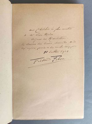 un livre ouvert avec une écriture manuscrite posé sur une table