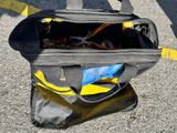 un sac posé par terre, à même le sol