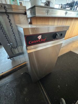 une image d'une friteuse commerciale dans une cuisine commerciale