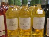 plusieurs bouteilles de vin sont alignées sur un comptoir