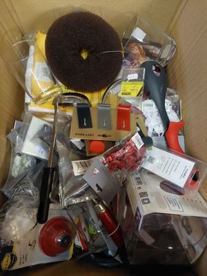 lot d'environ 100 pièces d'articles de solderie neuf