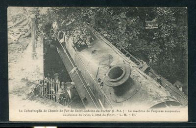 une photo en noir et blanc d'un train sur les rails