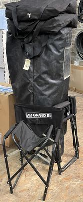 une chaise noire sur laquelle est posé un sac noir