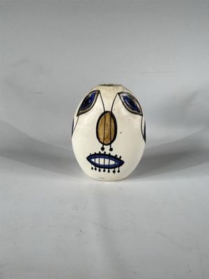 une image représentant une boule en céramique sur laquelle est représenté un visage
