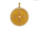 un gros plan d'une pièce d'or sur laquelle figurent des caractères chinois