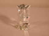 un vase en verre transparent contenant une bougie