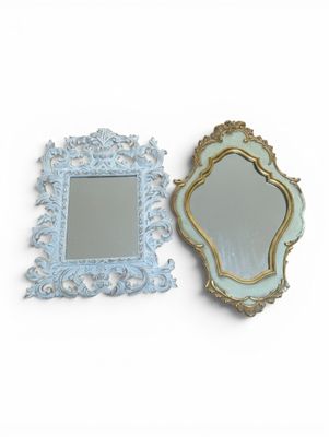 deux miroirs posés l'un à côté de l'autre sur une surface blanche