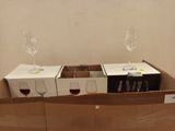 deux verres à vin dans une boîte en carton posée par terre