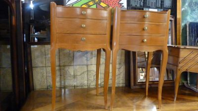 deux tables en bois avec tiroirs dans une pièce