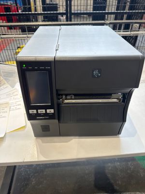 L'imprimante est posée sur la table du magasin.