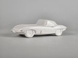 une photo d'une petite voiture blanche posée sur une table