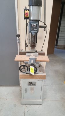 une machine posée sur une table